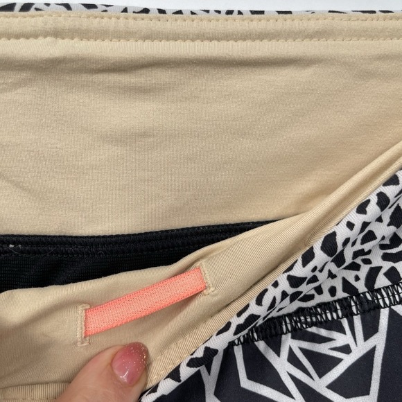 Lululemon Running Shorts Geometric Print Athletic Gym Black White Size 6 - Picture 3 of 8